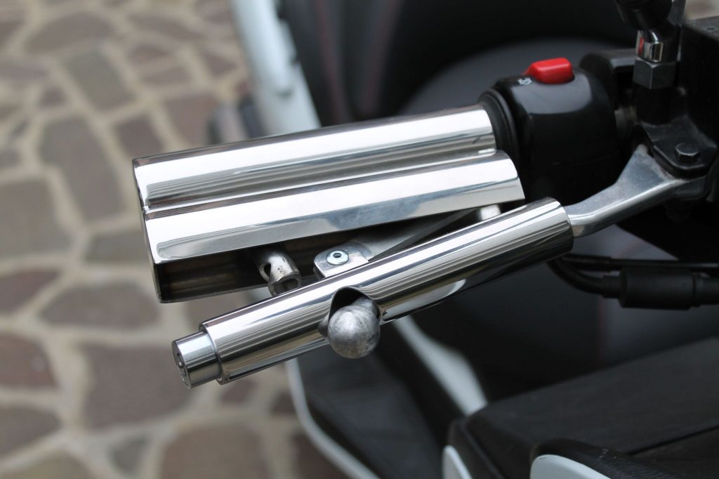 passaggi-uso-antifurto-moto-genial-grip2-1024x682
