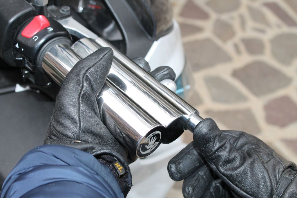 passaggi-uso-antifurto-moto-genial-grip3-1024x682