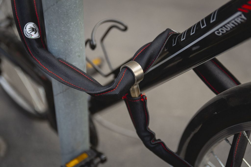 passaggi-uso-antifurto-bicicletta-genial-grip1-1024x682